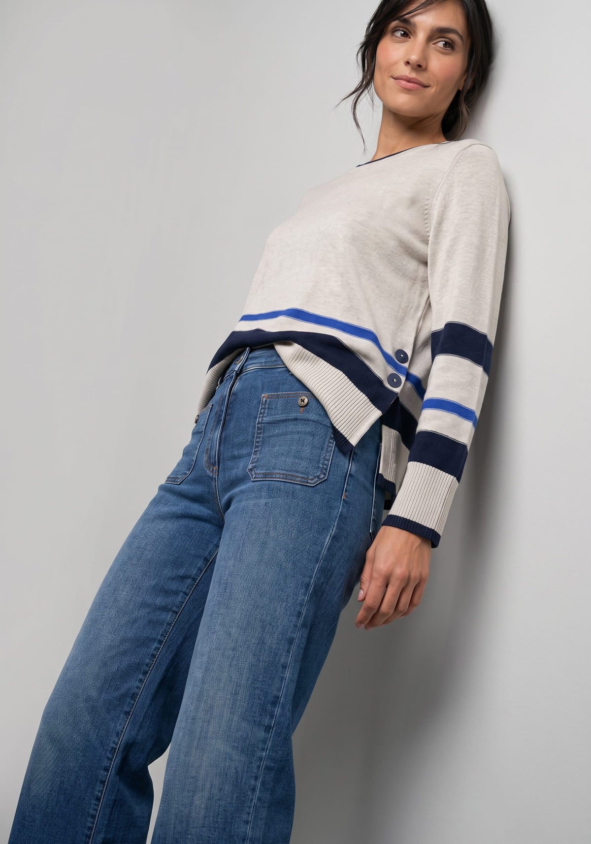 Pull à rayures avec boutons sur les côtés