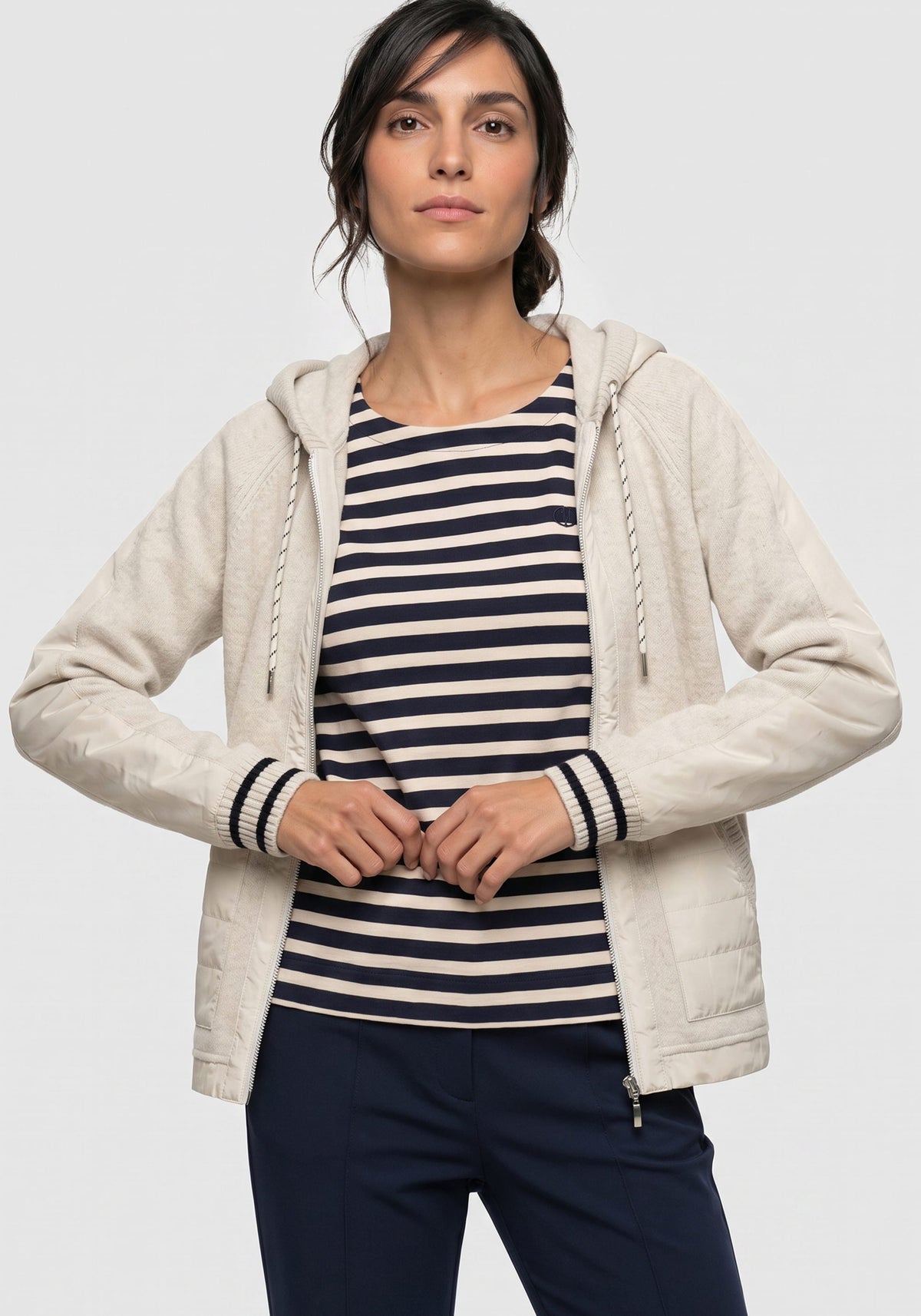 Veste à capuche avec fermeture éclair sur le devant, en matière mixte