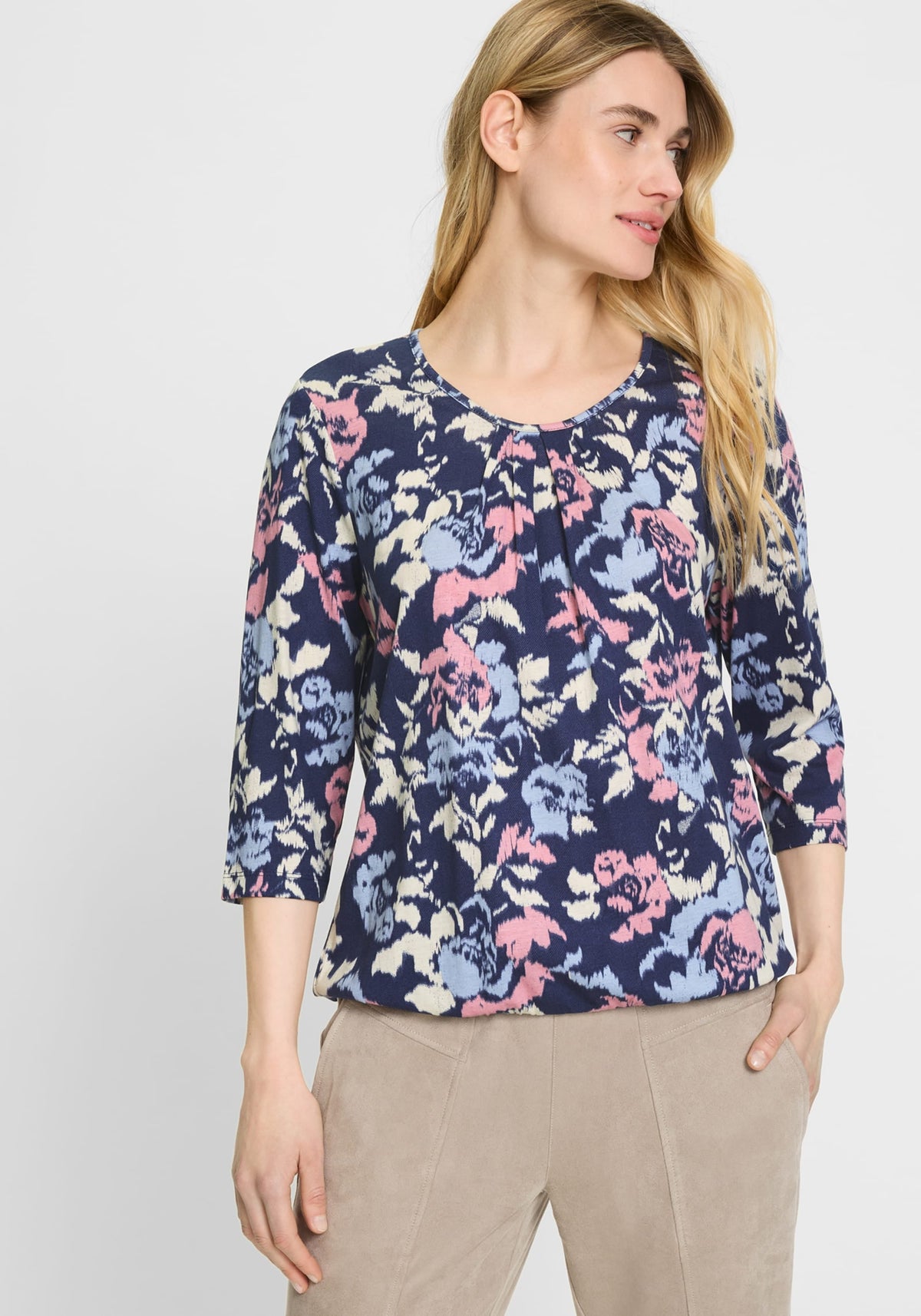 T-shirt à fleurs abstraites