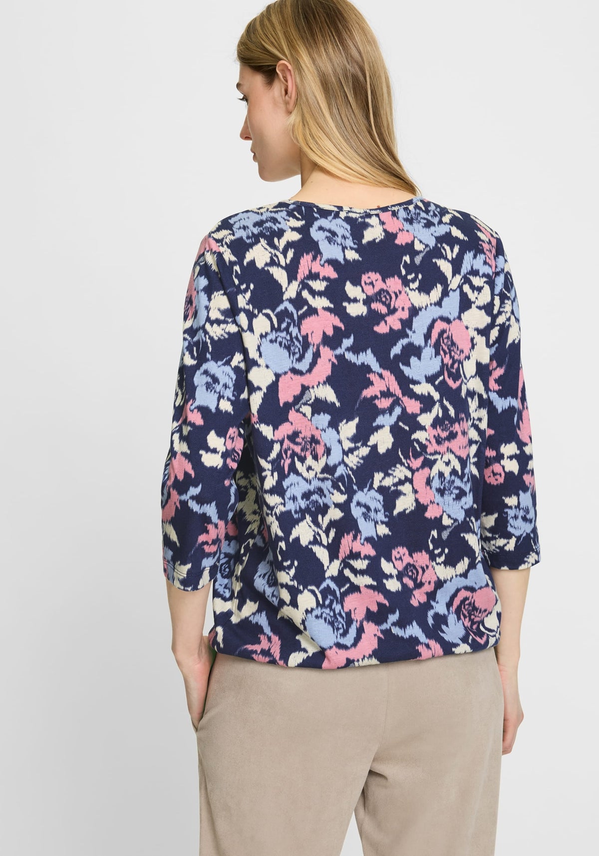 T-shirt à fleurs abstraites