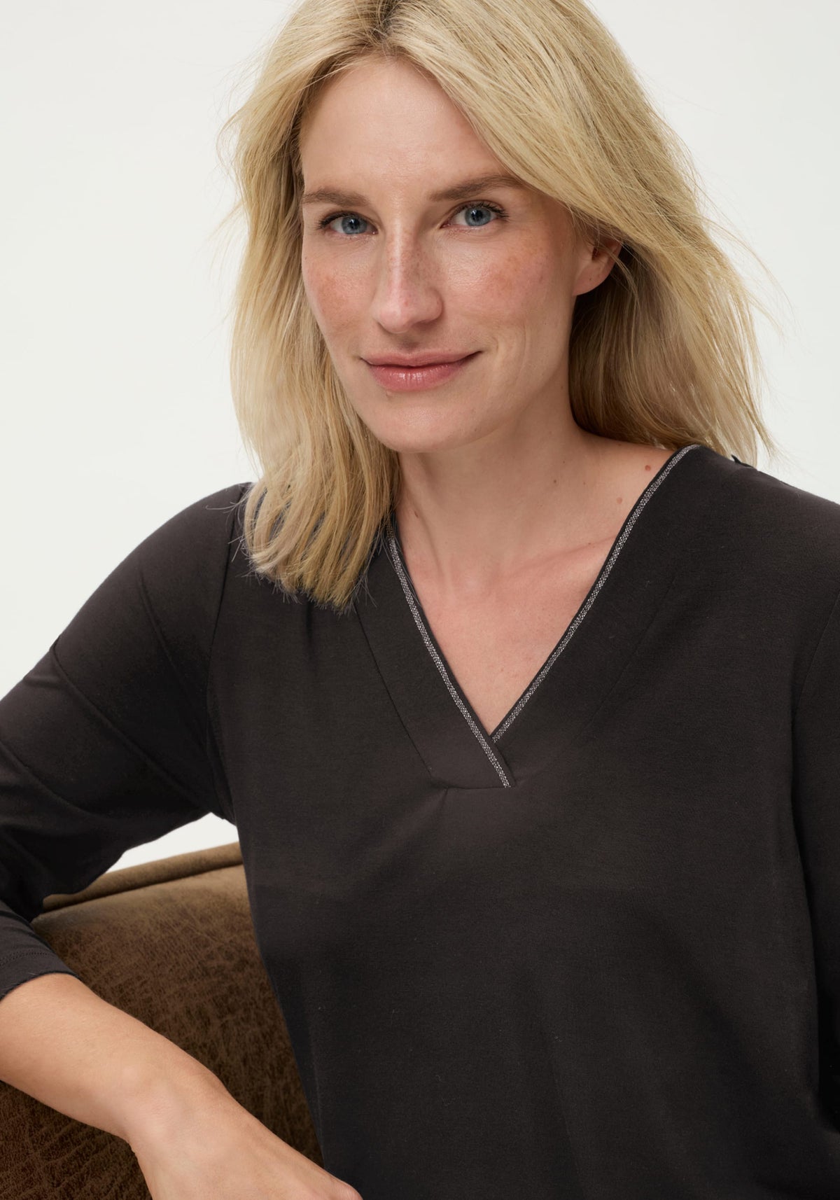 T-shirt à col en V avec bordures étincelantes