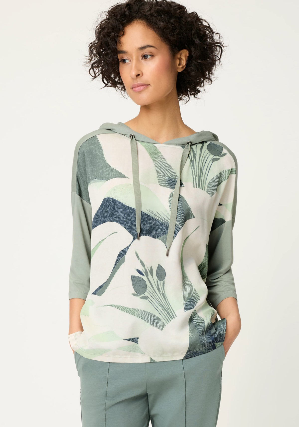 T-shirt à capuche imprimé feuilles mixtes