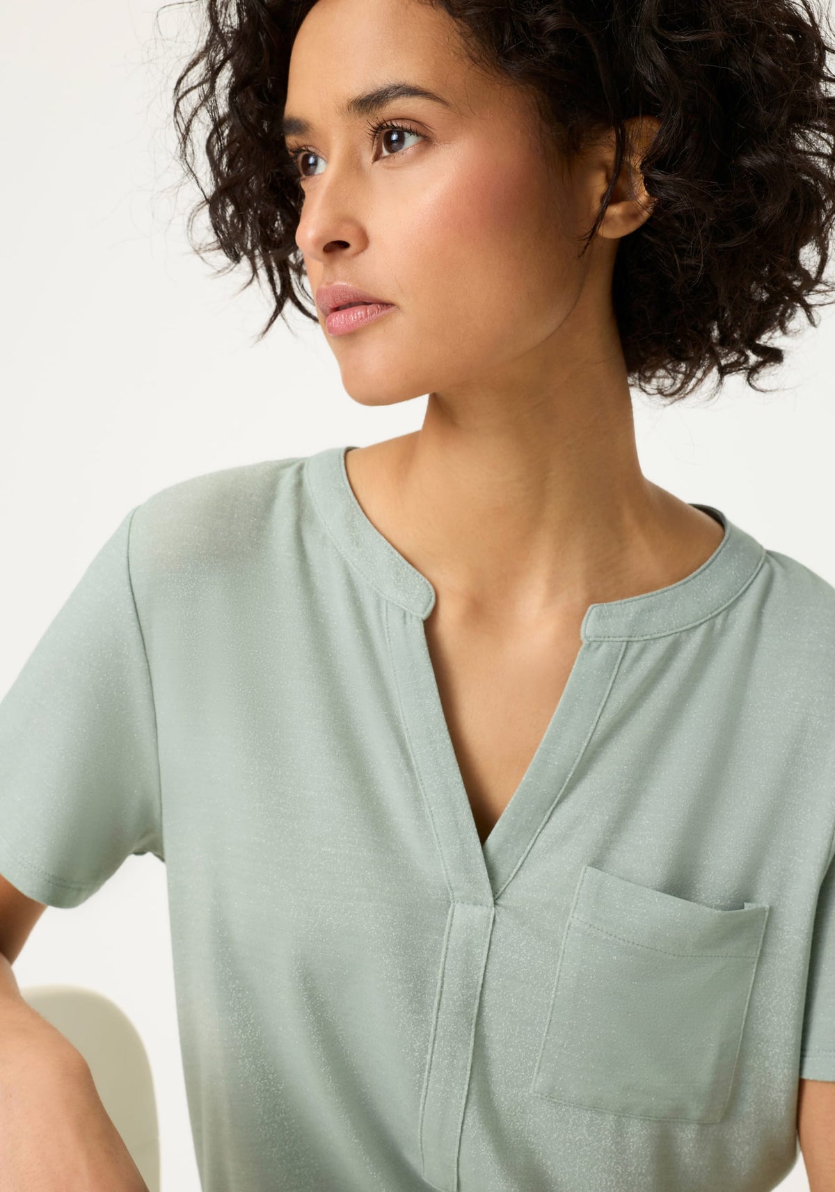 T-shirt à encolure fendue scintillante