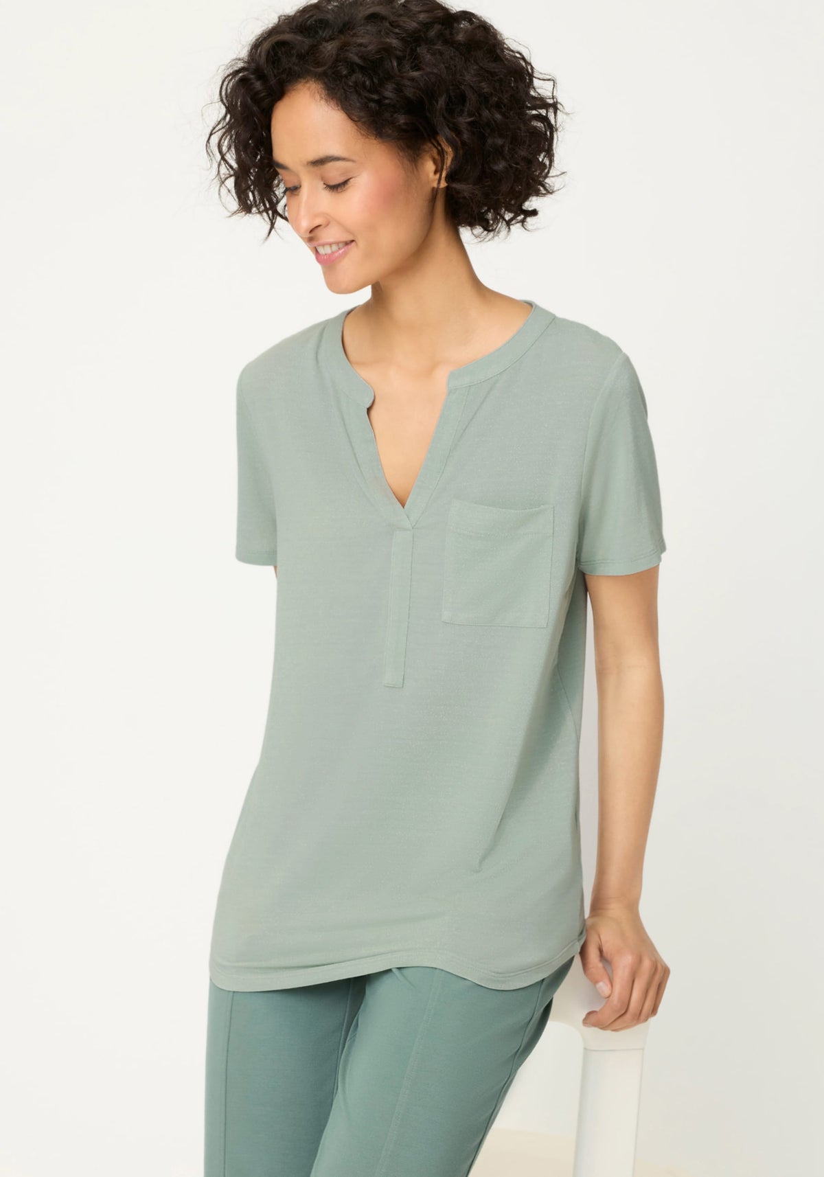 T-shirt à encolure fendue scintillante