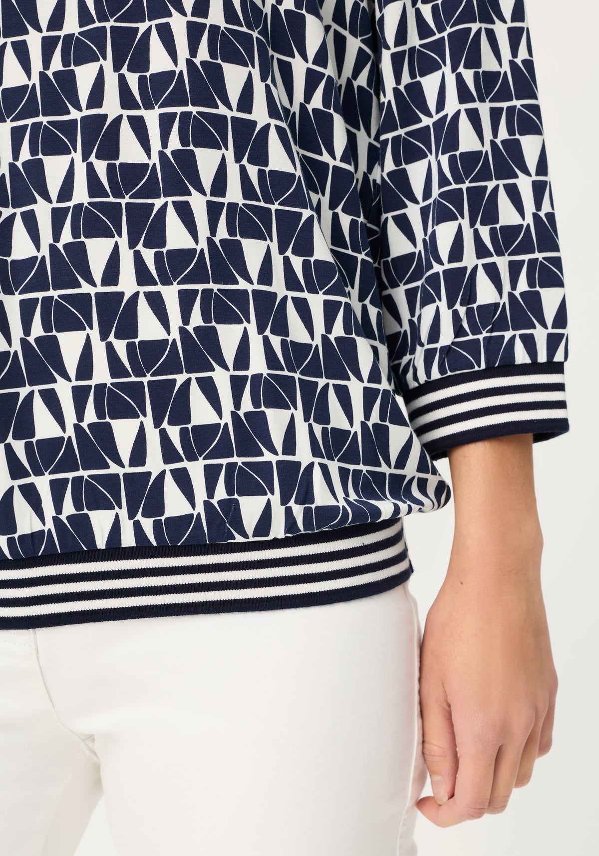 T-shirt à imprimé géométrique intégral avec bordure rayée