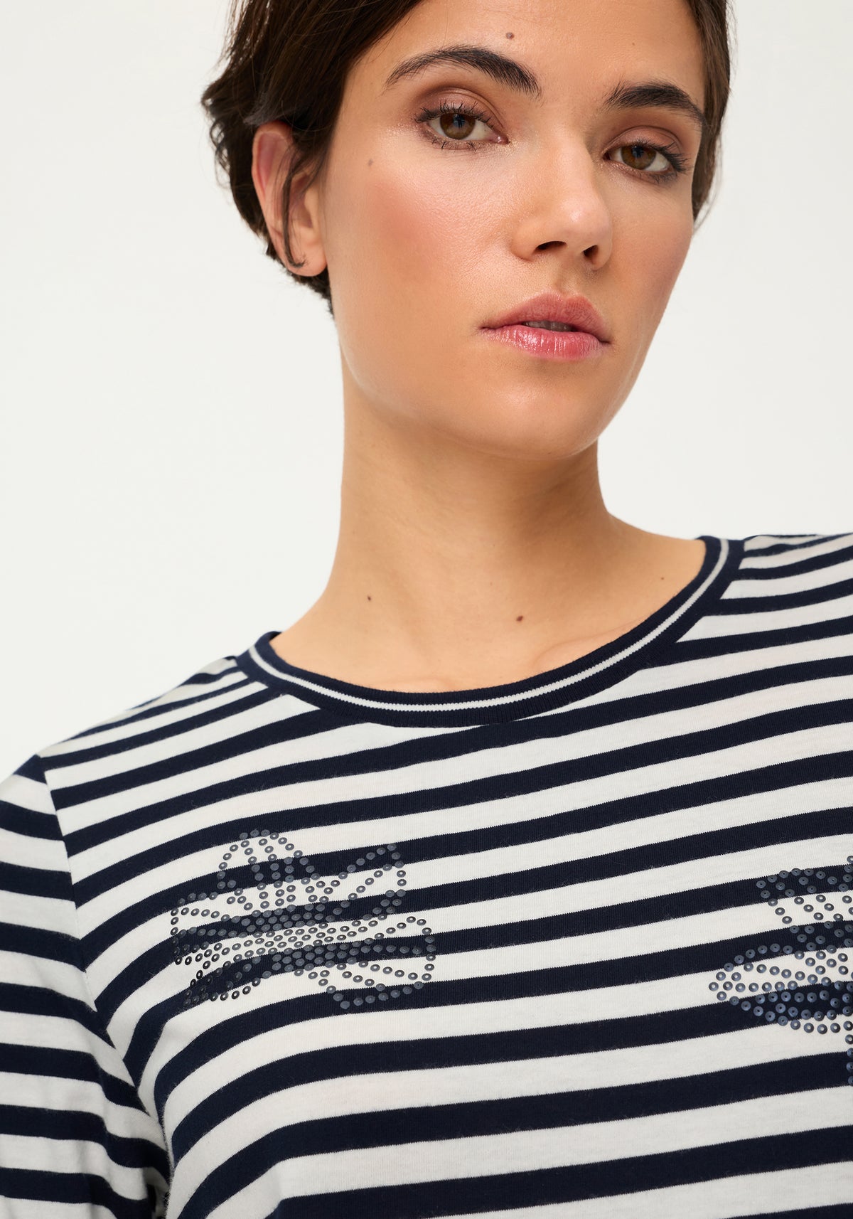 T-shirt rayé avec ornements floraux en paillettes