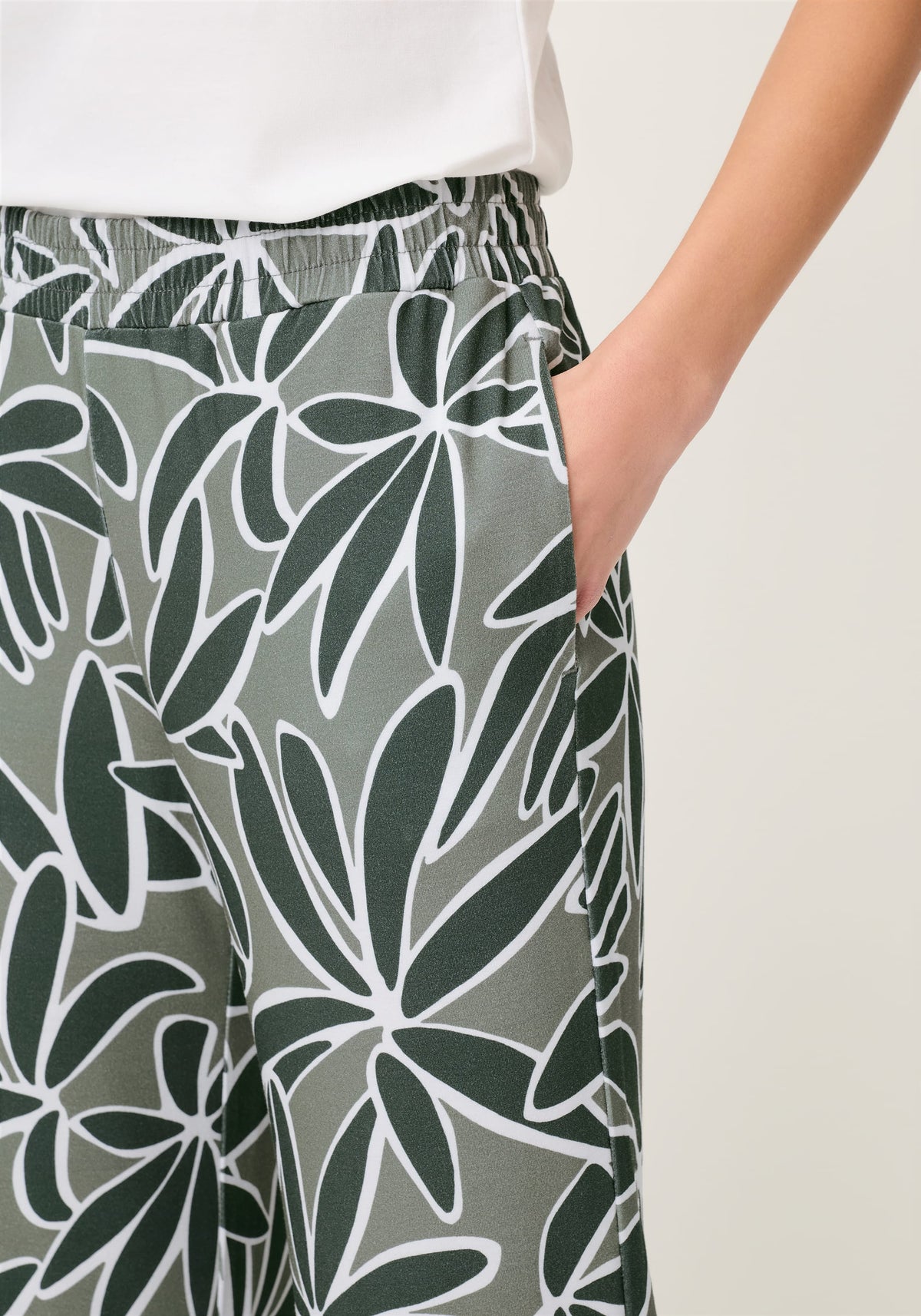 Pantalon court à motif de feuilles, à enfiler