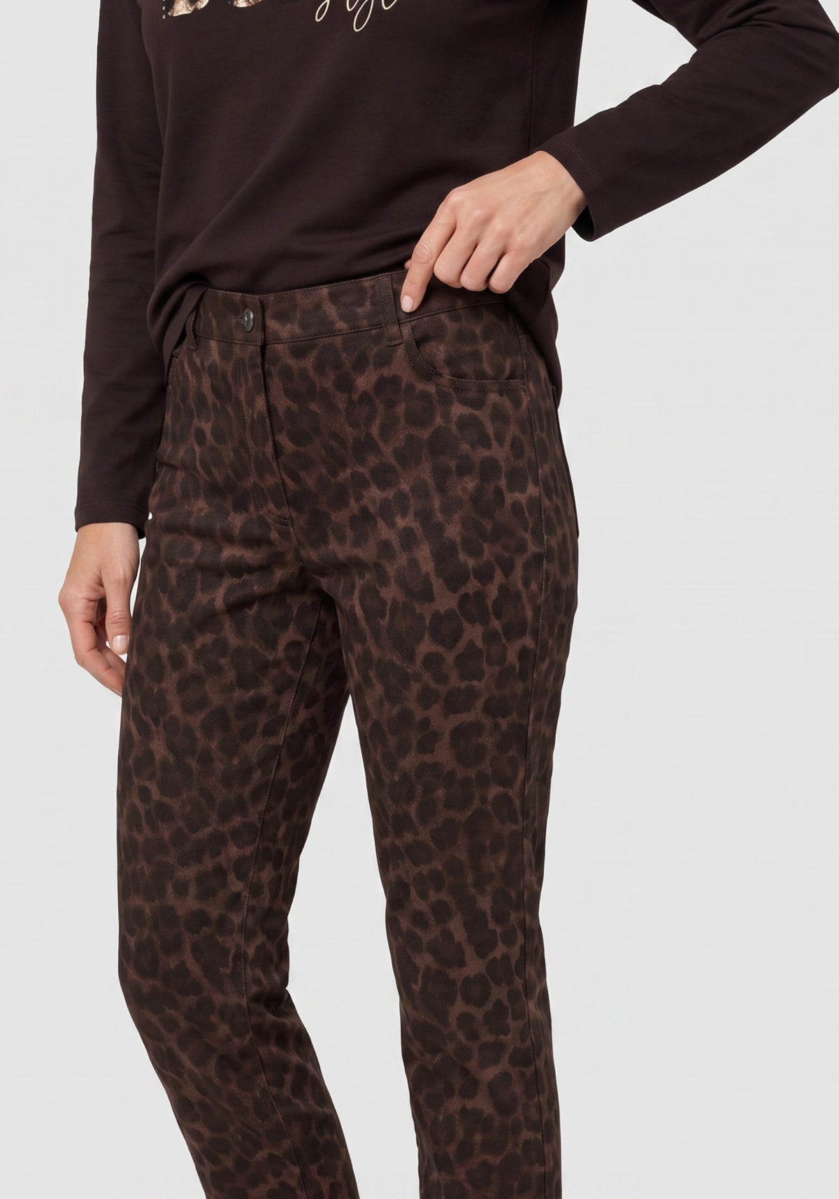 Pantalon en simili-daim à imprimé léopard